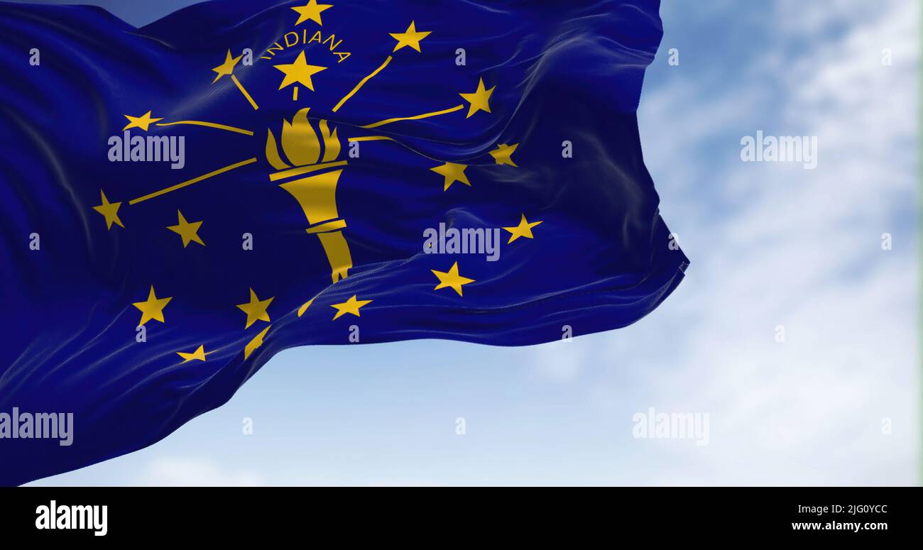 Die US-Staatsflagge von Indiana winkt im Wind. Indiana ist ein US-Bundesstaat im Mittleren Westen der Vereinigten Staaten. Demokratie und Unabhängigkeit. Stockfoto