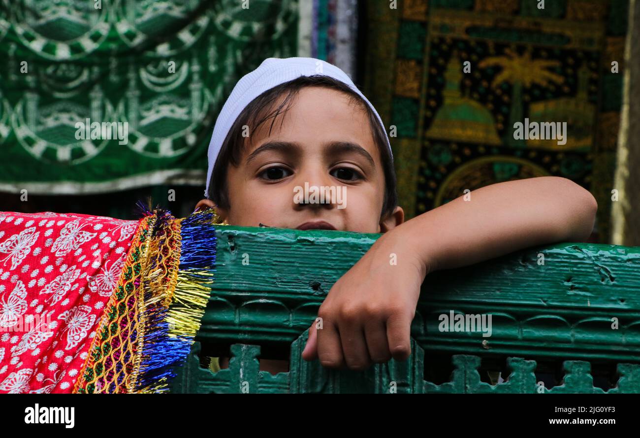 6. Juli 2022, Srinagar, Jammu und Kashmir, Indien: Ein muslimischer Junge schaut zu, während er während einer jährlichen Jubiläumscommeration in Srinagar für ein Bild am Schrein von Khaniqa-i-Mulla posiert. Mir Sayyid Ali Hamdani (d. 1384) im Volksmund bekannt in Kaschmir als Amir-i Kabir oder Shah-i Hamdan, dessen Ankunft in Srinagar markiert die Integration von Kaschmir in der breiteren persianischen Welt. (Bild: © Adil Abbas/ZUMA Press Wire) Stockfoto