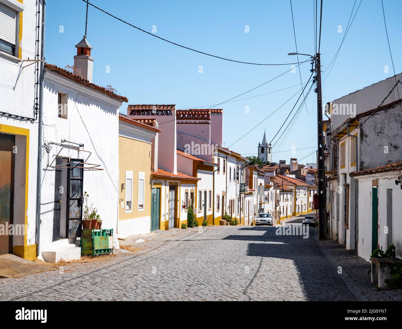 Alte Straße in einer kleinen Stadt, Alpalhao, in Alentejo, Portugal. Stockfoto