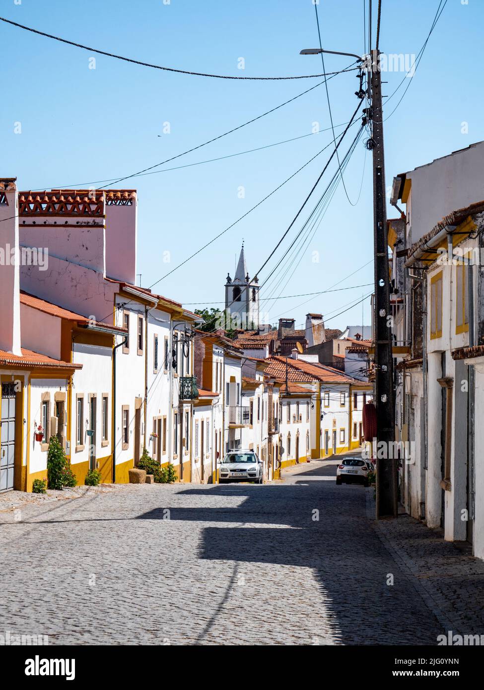 Alte Straße in einer kleinen Stadt, Alpalhao, in Alentejo, Portugal. Stockfoto