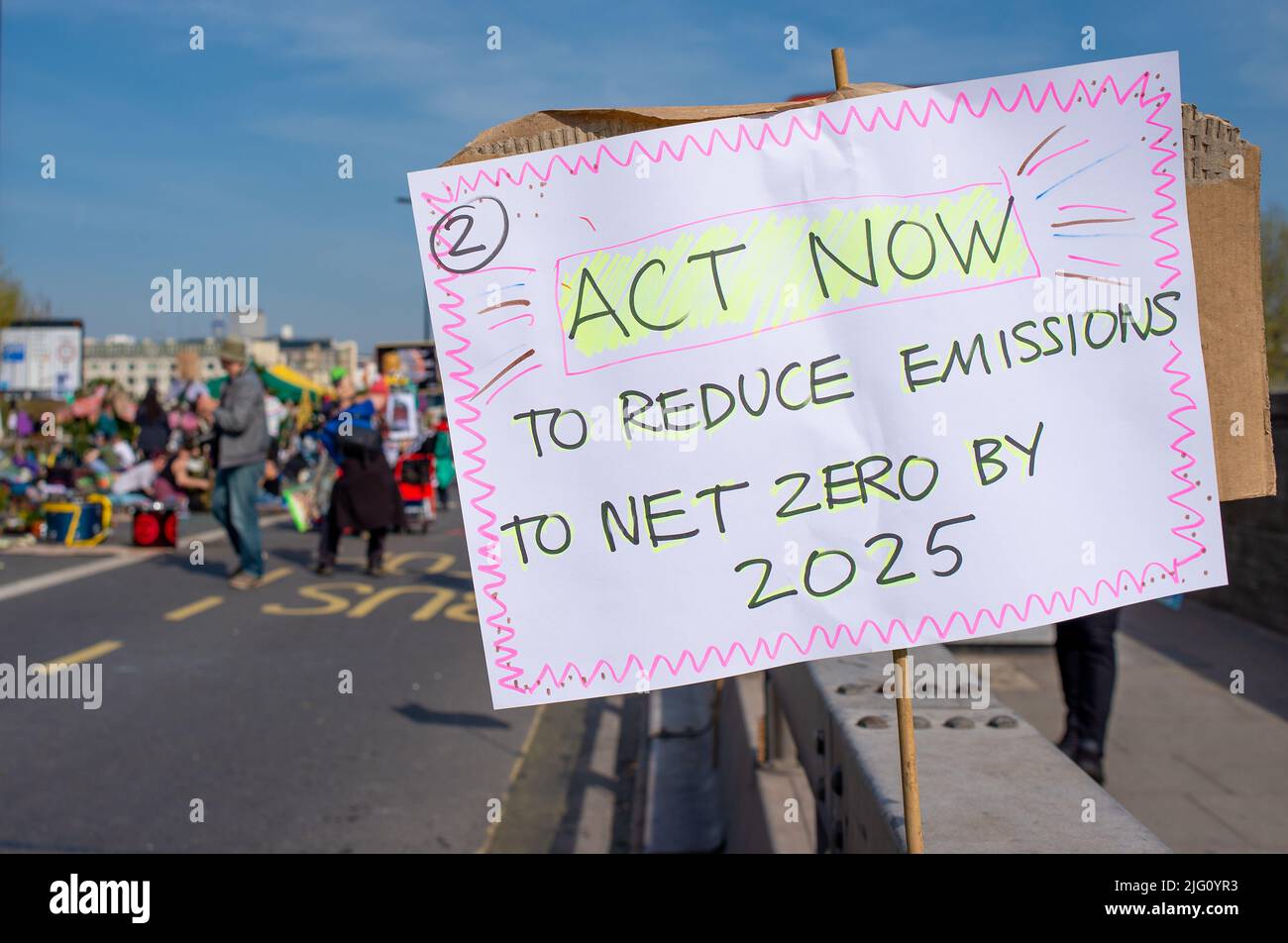 Zeichen, die von den Anhängern der Extinction Rebellion während ihrer Besetzung der Waterloo Bridge in London aus Protest gegen den Zusammenbruch des Umweltklimas verwendet wurden. Stockfoto