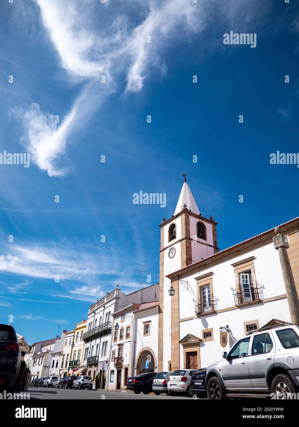 Die Hauptstraße der Stadt Castelo de Vede befindet sich in der Region Alentejo, Portugal Stockfoto