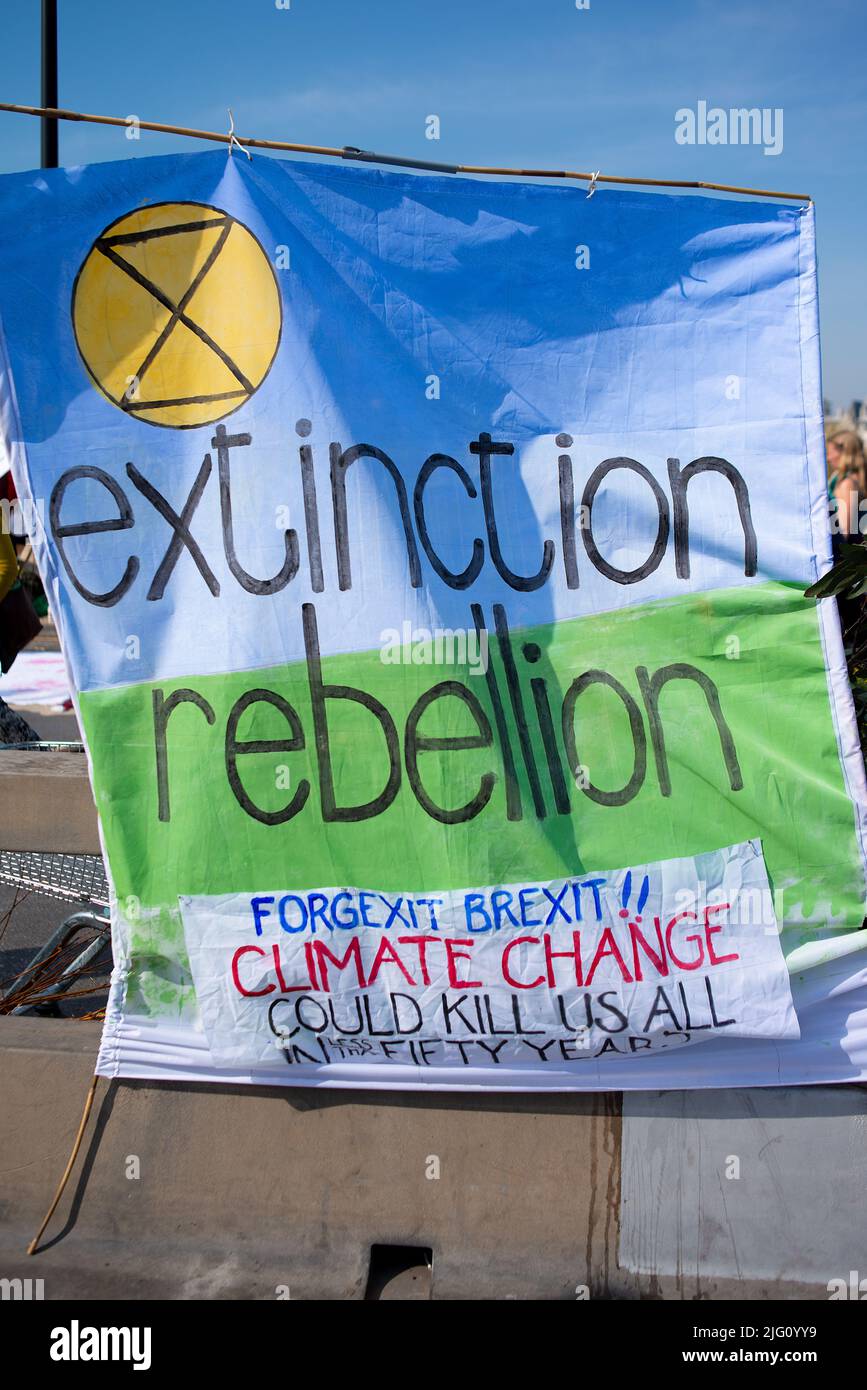 Zeichen, die von den Anhängern der Extinction Rebellion während ihrer Besetzung der Waterloo Bridge in London aus Protest gegen den Zusammenbruch des Umweltklimas verwendet wurden. Stockfoto