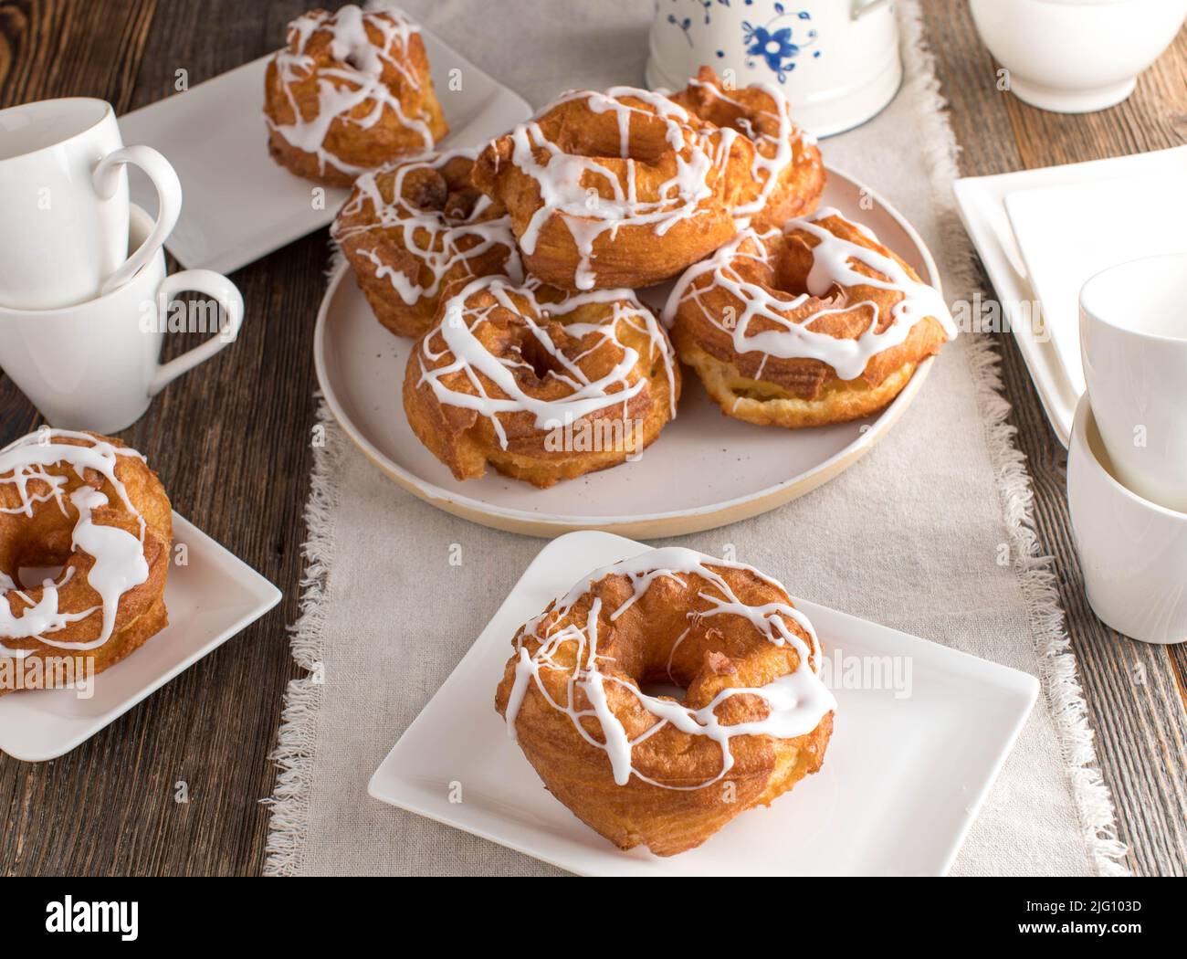 Krullers frisch und hausgemacht auf einem Couchtisch gebacken Stockfoto