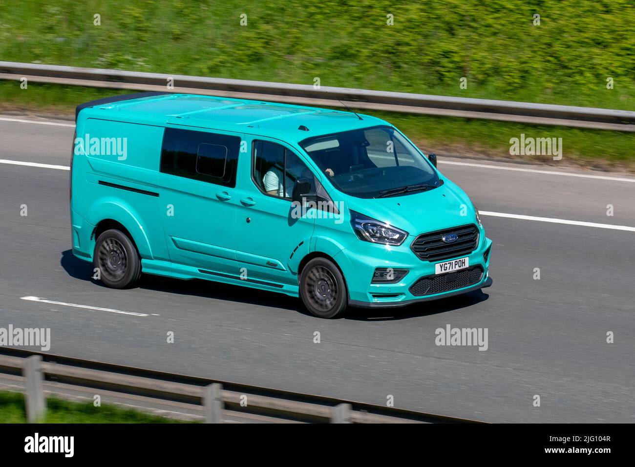 2022 Green Blue Ford Transit Custom 320 Limited EBLUE A TDCi 185 DCIV Selectshift Auto LRH1 LWB LCV DIESEL Crew Van; Fahren auf der M6 Motorway, Manchester, Großbritannien Stockfoto