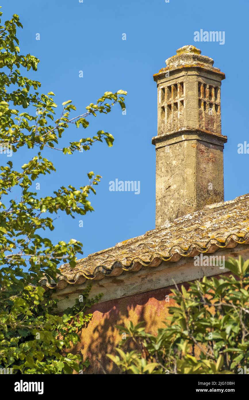 Blick auf einen traditionellen offenen Kamin in Estai, Faro, Algarve, Portugal Stockfoto