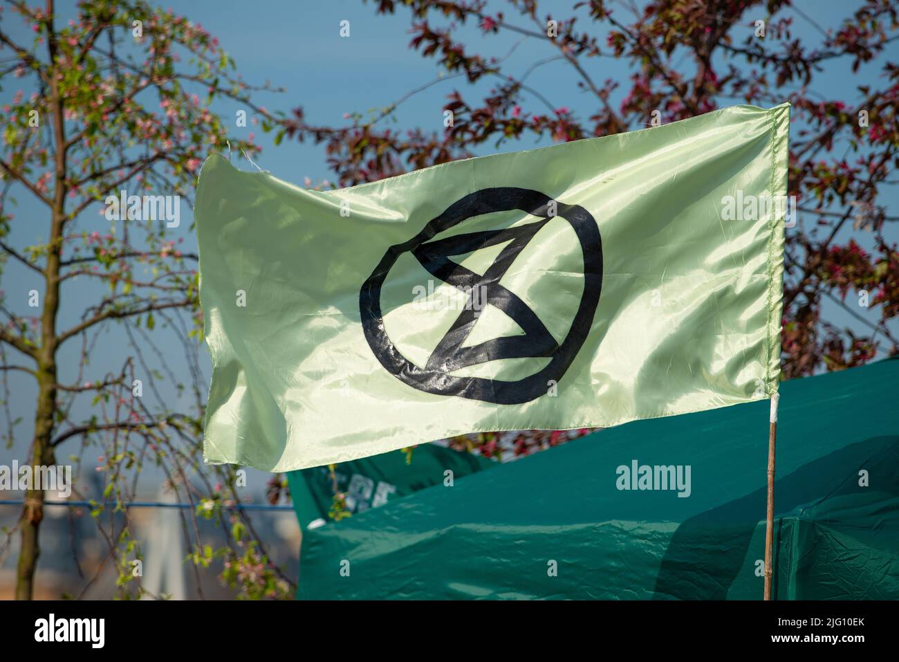 Zeichen, die von den Anhängern der Extinction Rebellion während ihrer Besetzung der Waterloo Bridge in London aus Protest gegen den Zusammenbruch des Umweltklimas verwendet wurden. Stockfoto