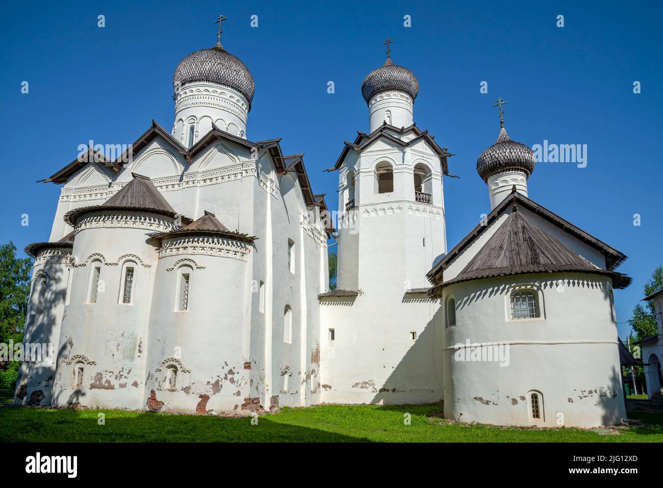 Die Tempel des altertümlichen Spaso-Preobraschenski Klosters an einem Sommertag. Staraya Russa, Russland Stockfoto