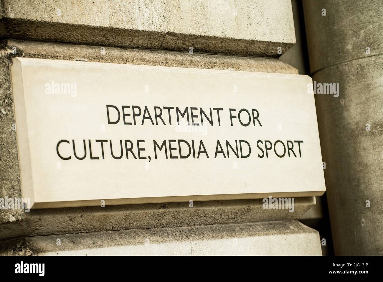 Nahaufnahme des KULTURAMTES, DER MEDIEN- UND SPORTSTEINSCHILDES an der Außenseite des Regierungsgebäudes in Whitehall, London, England. Stockfoto