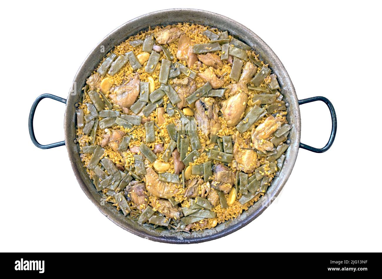 Ursprüngliche valencianische Paella aus Reis, Huhn, Kaninchen, grünen Bohnen, der traditionellen Bohne namens "Garrofón". Die Paella wird auf einem weißen Backgr platziert Stockfoto