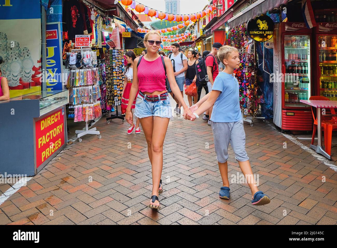 Glückliche Reisende, Bruder und Schwester, gehen auf dem authentischen Chinatown Street Market in Singapur. Stockfoto