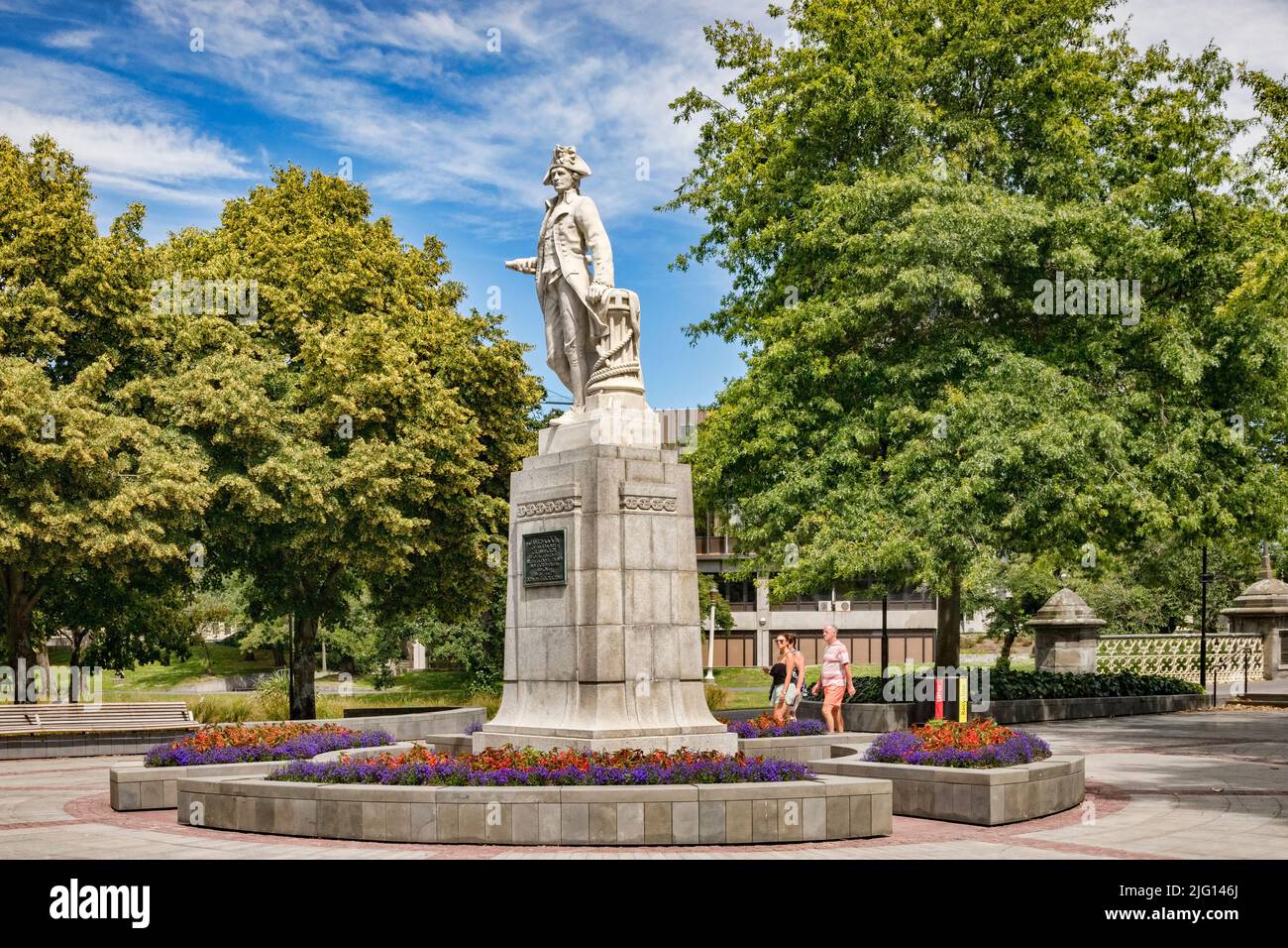 3. Januar 2019: Christchurch, Neuseeland - Victoria Square im Sommer, mit Bäumen im Vollblatt, und der Statue von Captain James Cook. Stockfoto