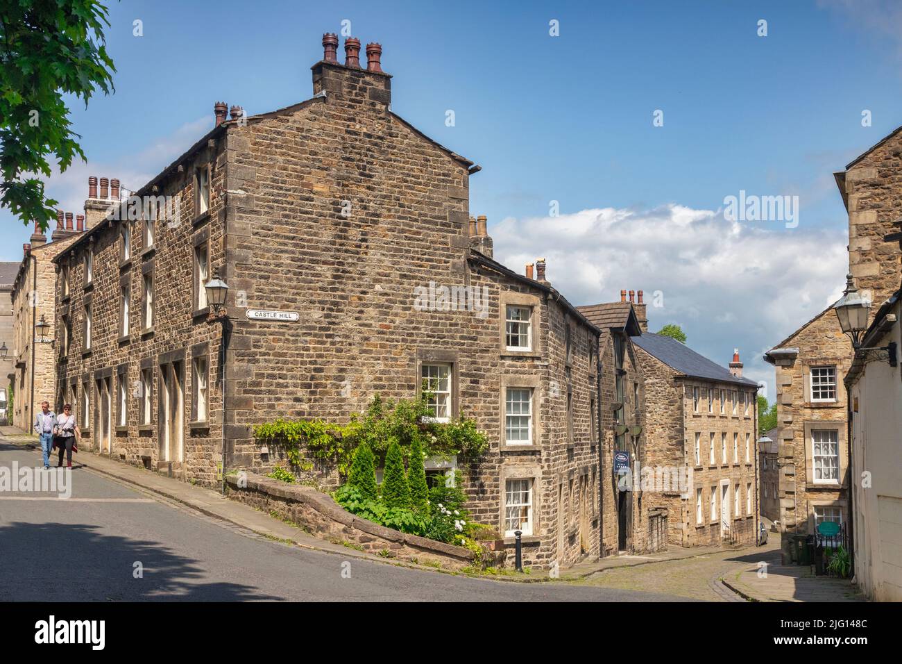 12 July 2019:Lancaster, UK - viktorianische Reihenhäuser in der Castle Hill Gegend von Lancaster an einem schönen Sommertag. Stockfoto