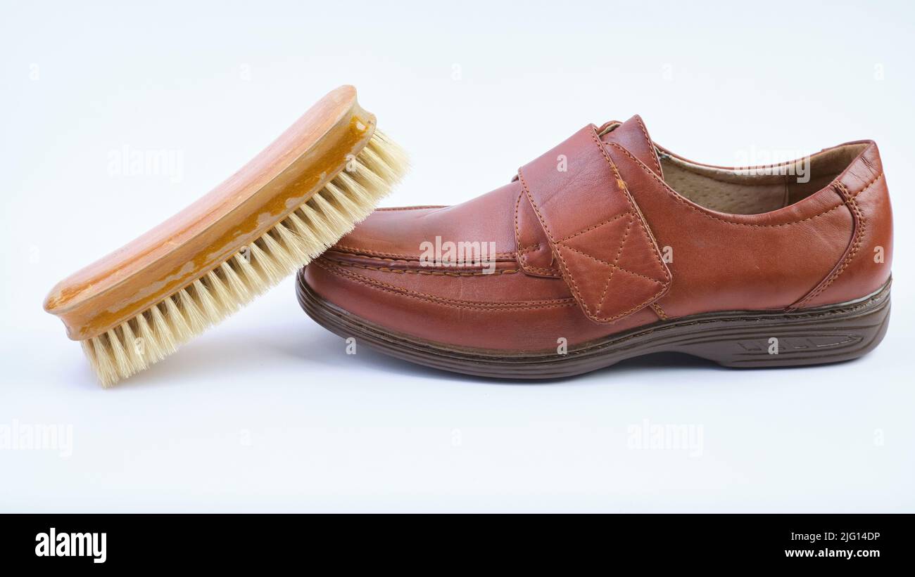 Braunes Kissen, lässiger „Walk Touch“-Schuh mit weiter Passform und Schuhbürste Stockfoto