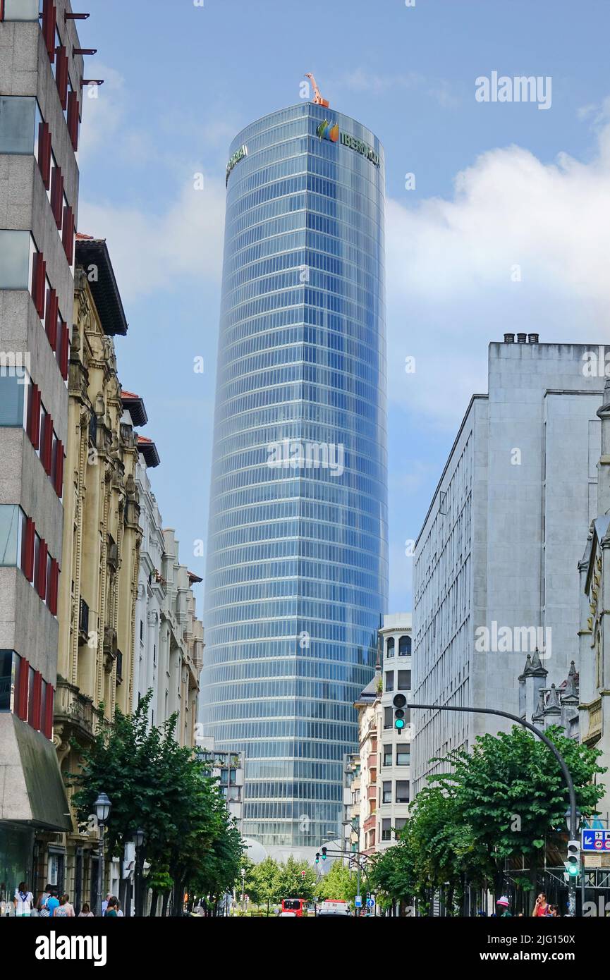 Der Iberdrola Tower ist ein 165 Meter hoher Wolkenkratzer in Bilbao, Spanien - August 2018 Stockfoto