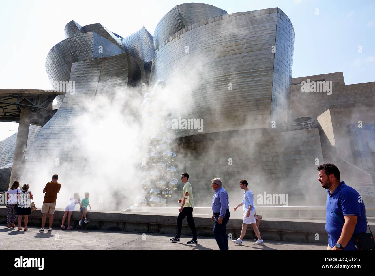 Das Guggenheim Museum für moderne und zeitgenössische Kunst wurde vom Architekten Frank Gehry entworfen. Bilbao, Spanien - August 2018 Stockfoto