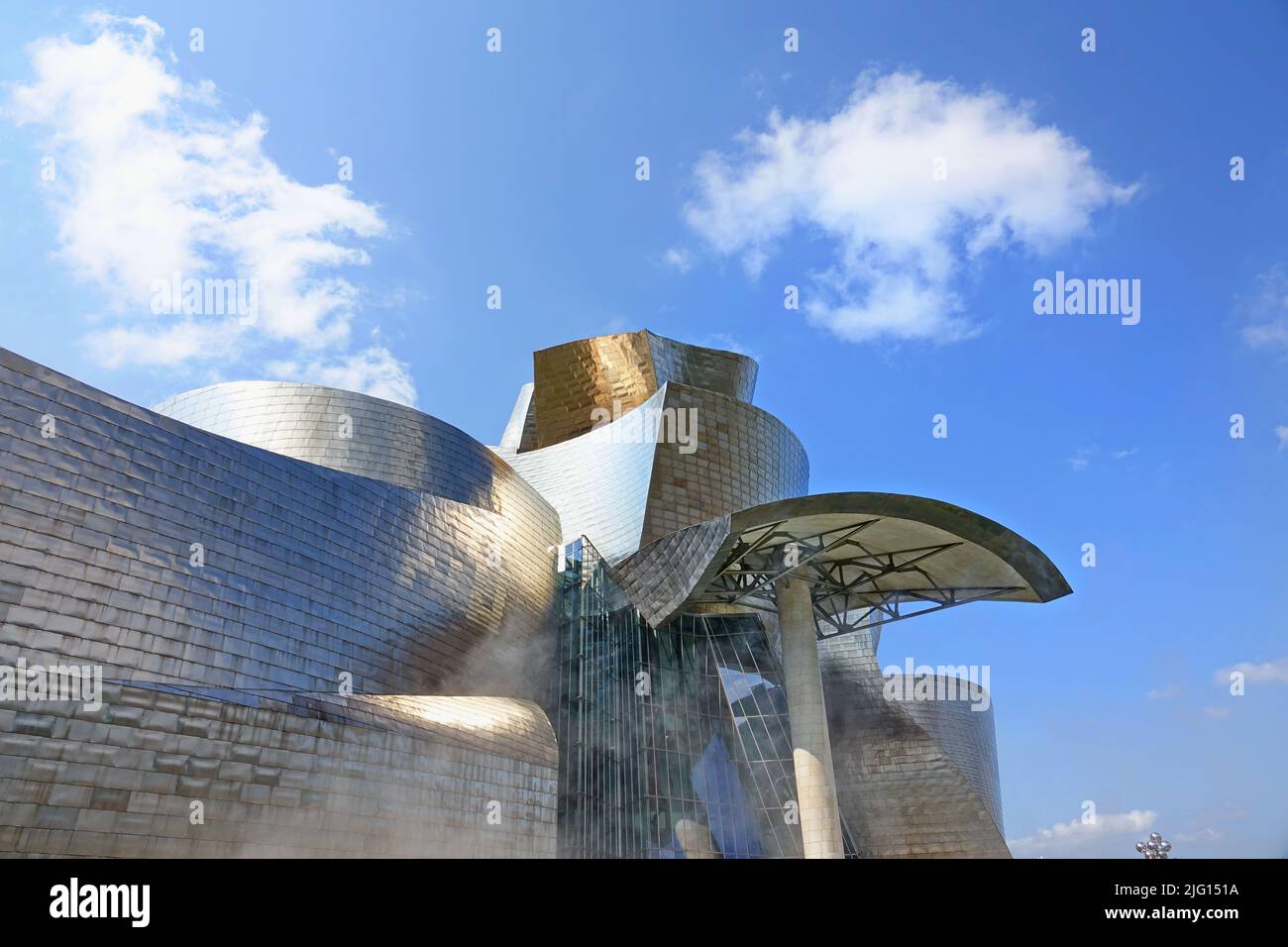 Das Guggenheim Museum für moderne und zeitgenössische Kunst wurde vom Architekten Frank Gehry entworfen. Bilbao, Spanien - August 2018 Stockfoto