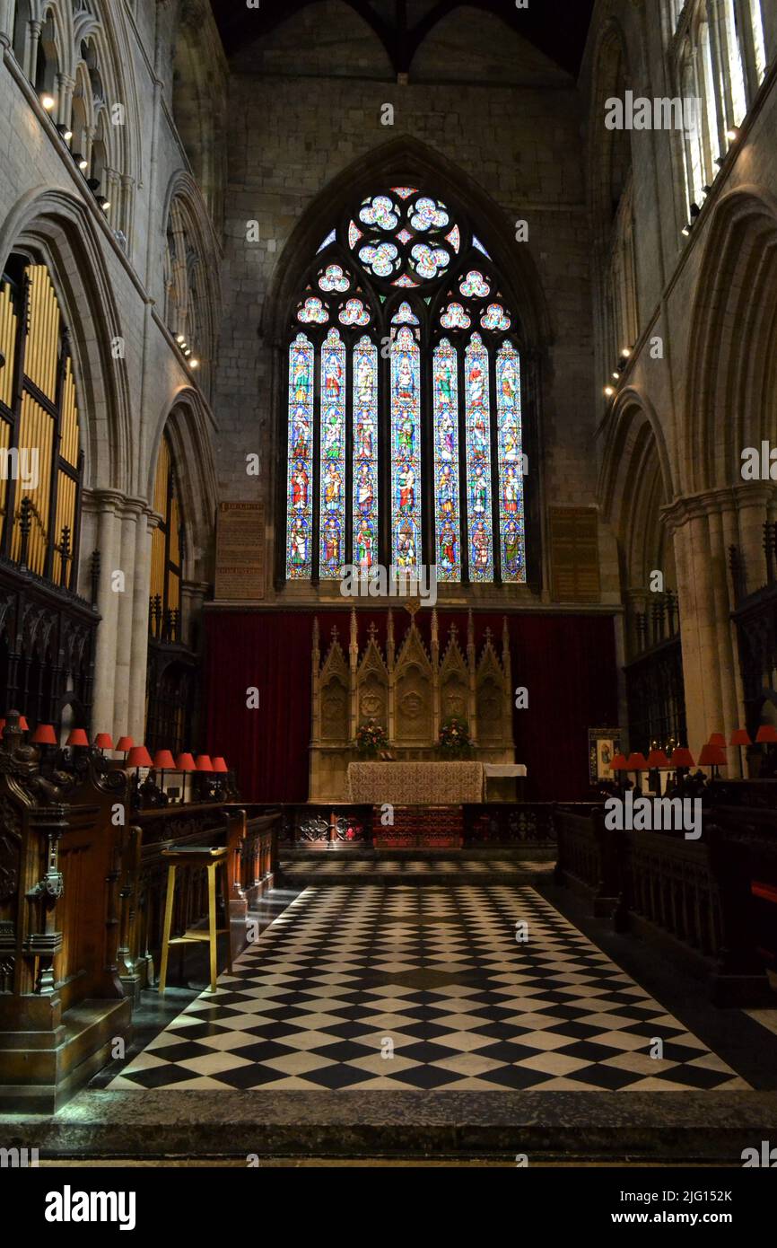 Im Inneren des Priorats von Bridlington - Priory Church of St Mary - Öffentlicher anglikanischer Kultort - Historisch - großes Ostfenster - Buntglas Yorkshire - Großbritannien Stockfoto