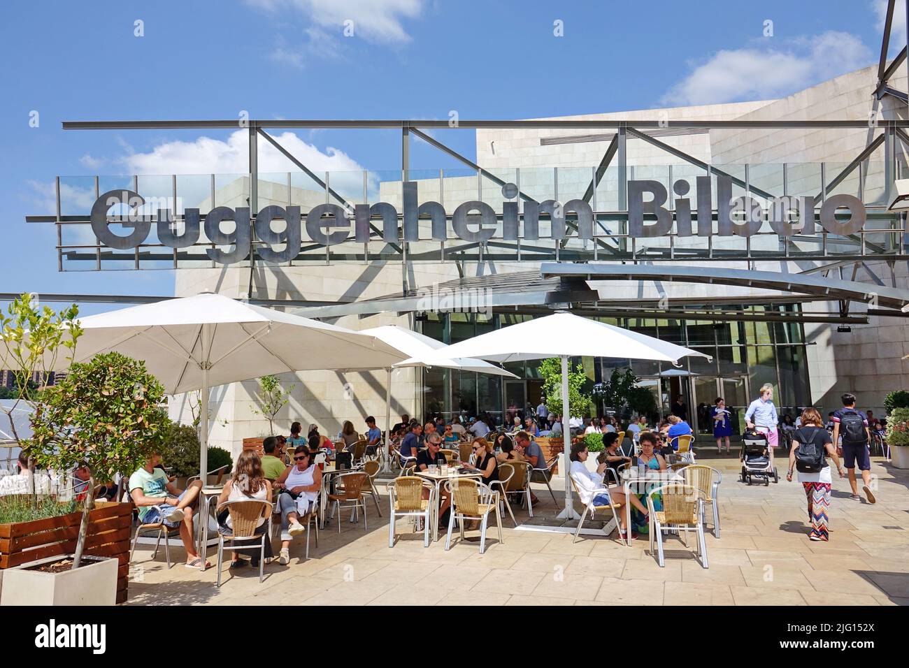 Das Guggenheim Museum für moderne und zeitgenössische Kunst wurde vom Architekten Frank Gehry entworfen. Bilbao, Spanien - August 2018 Stockfoto