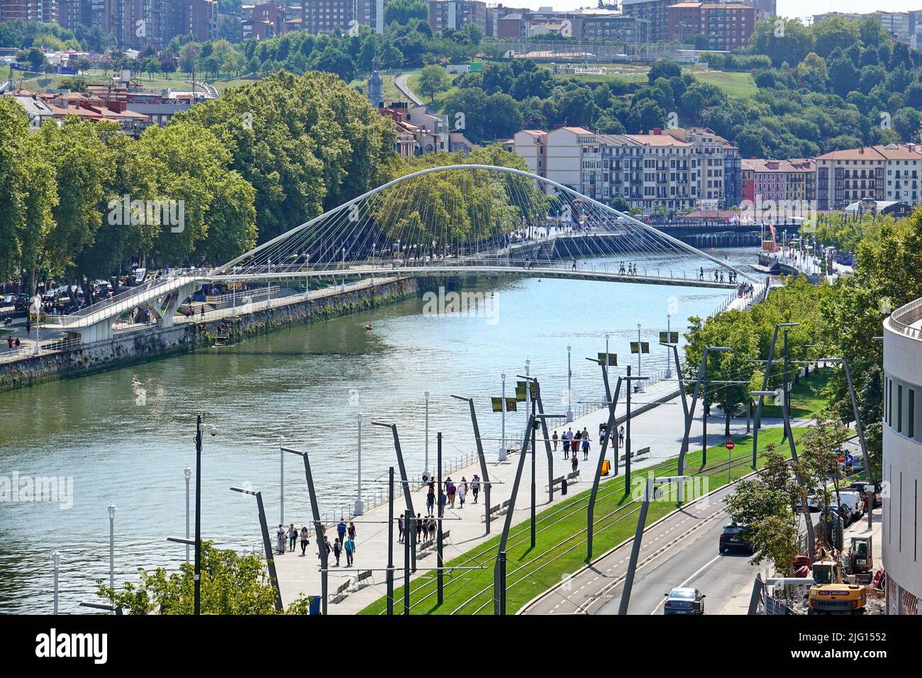 Bilbao Uferpromenade Zubizuri Brücke über den Fluss Nervion im Baskenland. Bilbao, Spanien - August 2018 Stockfoto