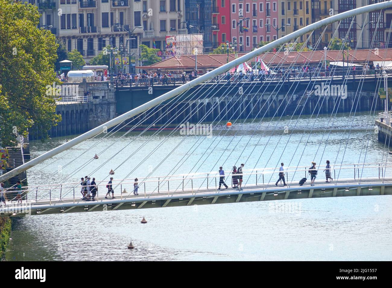 Bilbao Uferpromenade Zubizuri Brücke über den Fluss Nervion im Baskenland. Bilbao, Spanien - August 2018 Stockfoto