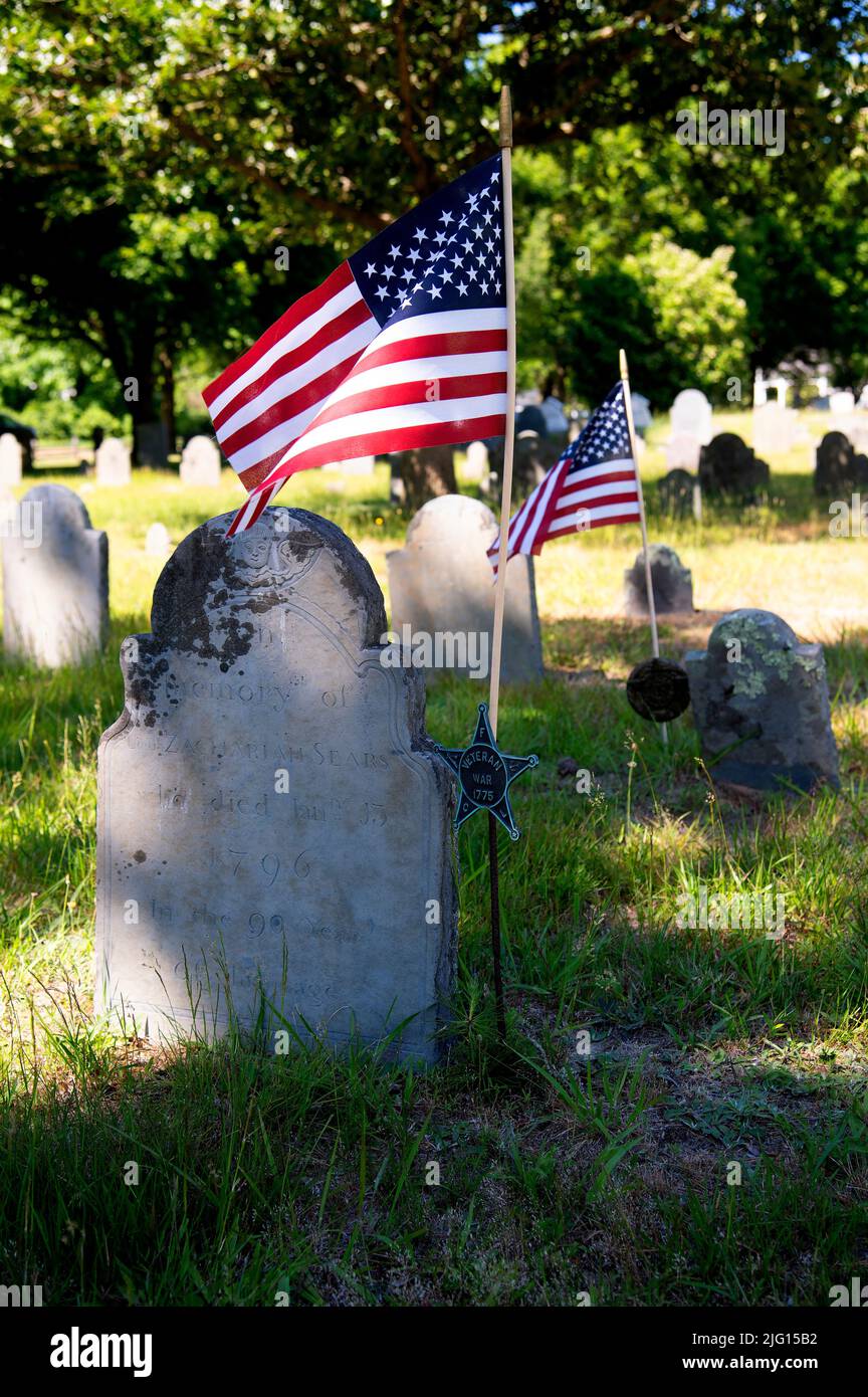 Das Grab eines Veteranen des Revolutionskriegs auf dem Dennis Memorial Cemetery auf Cape Cod, Massachusetts, USA Stockfoto
