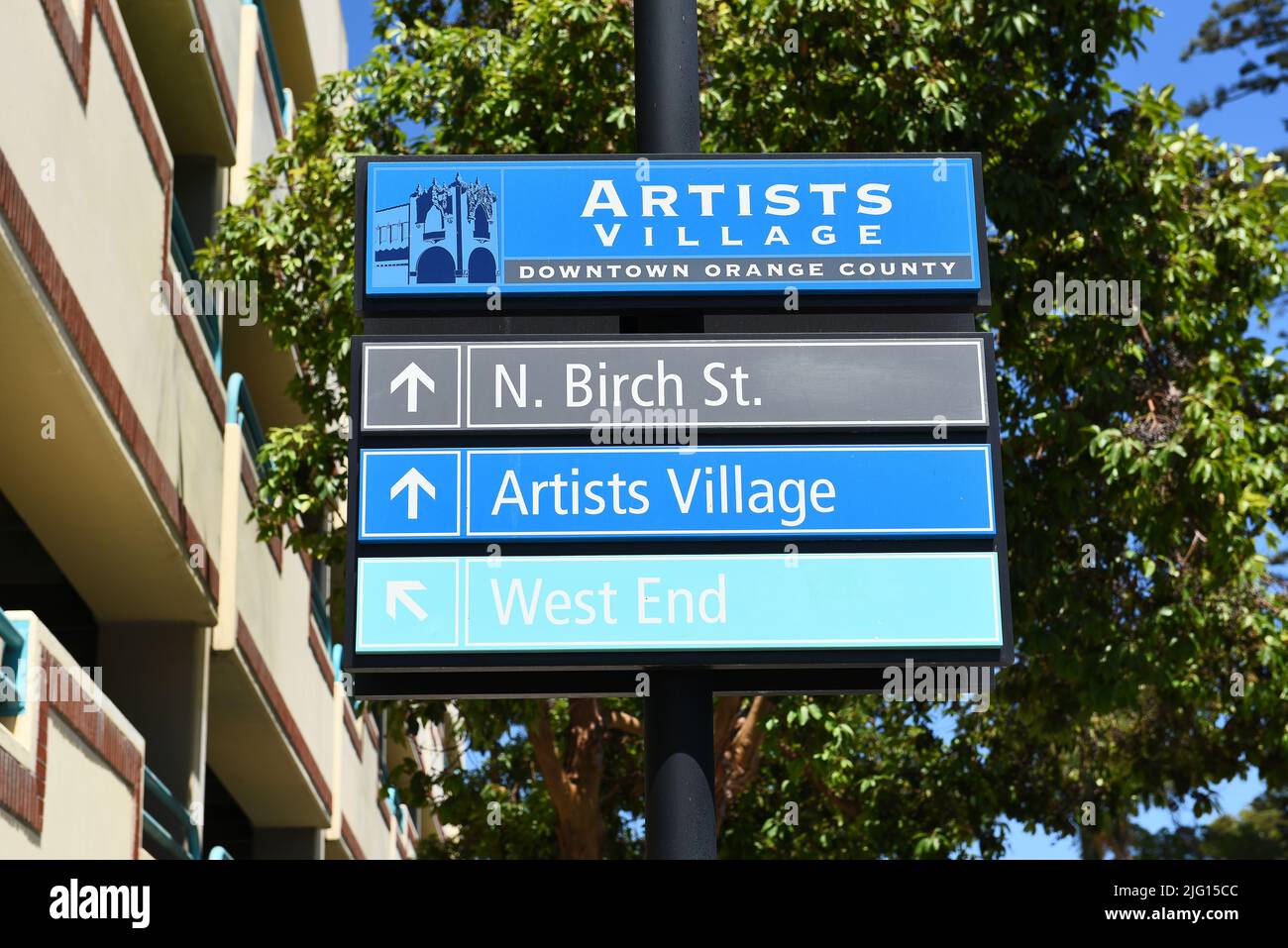 SANTA ANA, KALIFORNIEN - 4. JUL 2022: Zeichen für das Artist Village in der Innenstadt von Santa Ana. Stockfoto