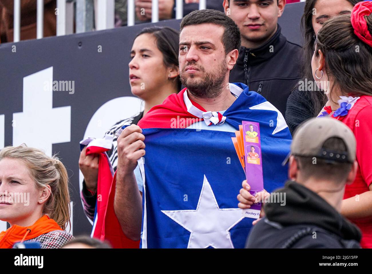 AMSTELVEEN, NIEDERLANDE - 6. JULI: Chilenischer Unterstützer vor dem Spiel der FIH Hockey Women's World Cup 2022 zwischen den Niederlanden und Chile im Wagener Hockey Stadium am 6. Juli 2022 in Amstelveen, Niederlande (Foto: Jeroen Meuwsen/Orange Picles) Stockfoto