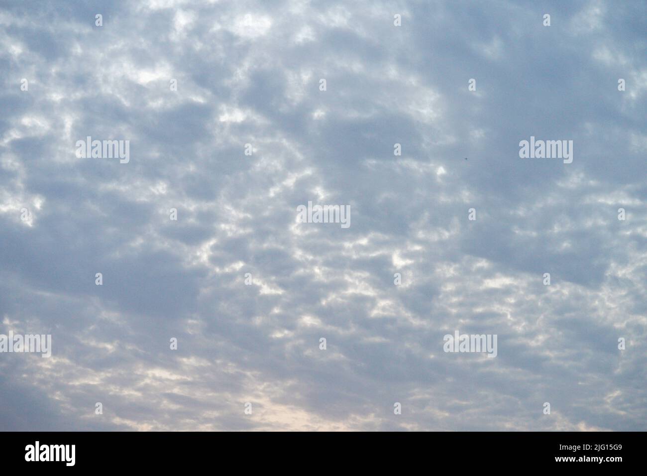 Blauer Himmel mit winzigen Wolken, helle Wolken am wunderschönen blauen Himmel, flauschige Wolkenformationen in der tropischen Zone. Stockfoto