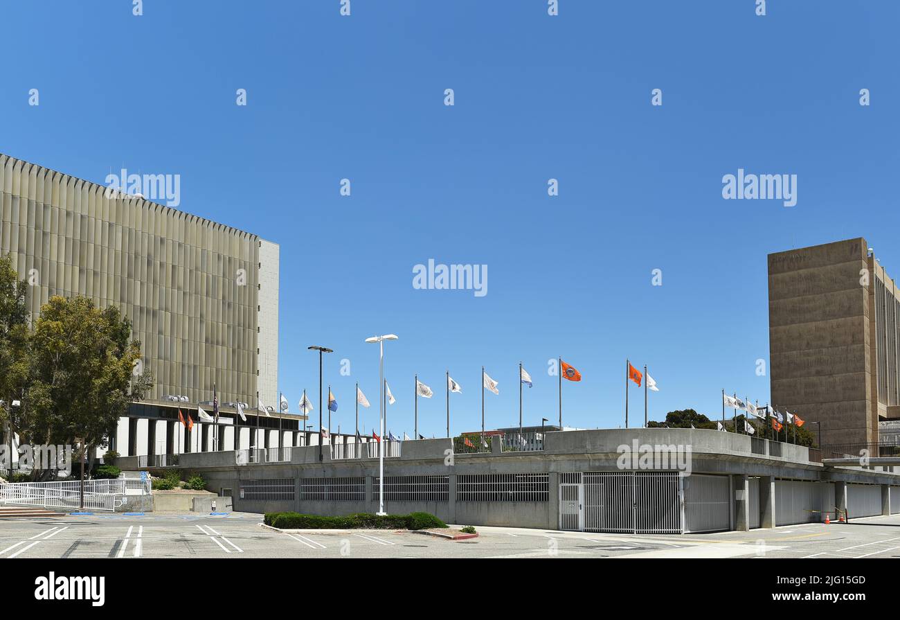 SANTA ANA, KALIFORNIEN - 4 JUL 2022: Flag Plaza mit dem Orange County Courthouse und Santa Ana City Hall. Stockfoto