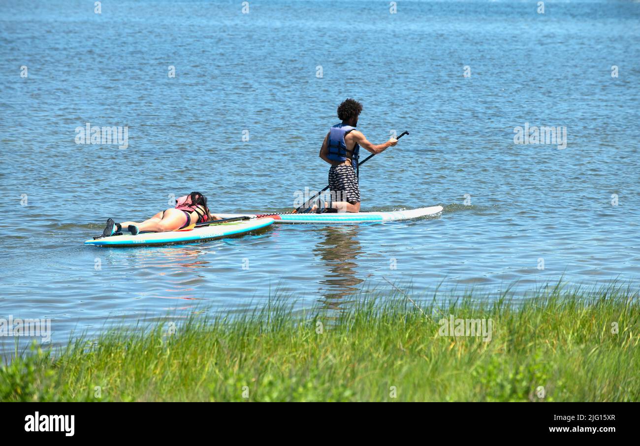 Ein Kajakfahrer, der seinen Begleiter in West Dennis, Massachusetts, Cape Cod, USA, schleppt Stockfoto
