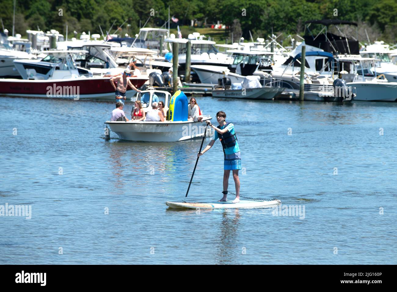Paddleboarding und Freizeitbootfahren in West Dennis, Massachusetts, Cape Cod, USA Stockfoto