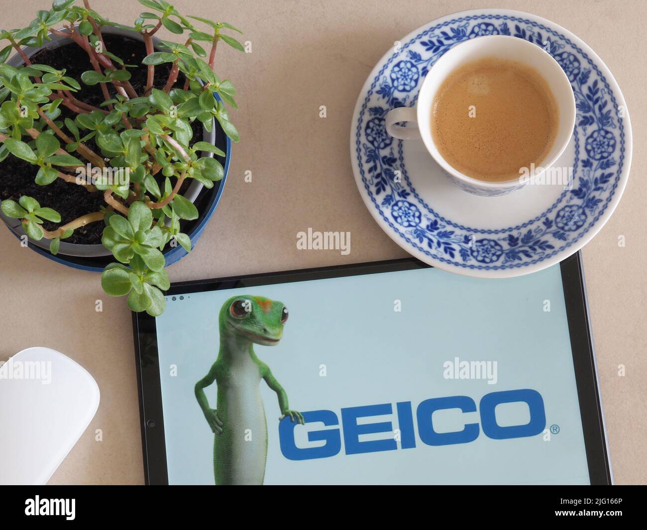 Deutschland. 6.. Juli 2022. In dieser Abbildung ist ein auf einem Tablet gezeigtes Logo der GEICO (Government Employees Insurance Company) zu sehen. (Bild: © Igor Golovniov/SOPA Images via ZUMA Press Wire) Stockfoto