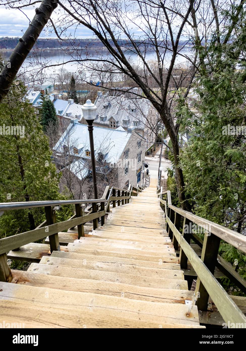 Blick auf die Cap-Blanc-Treppe in Quebec City. Loguest Treppe von Quebec City. Von Plaines d'Abraham hinunter zur Champlain Street. Stockfoto