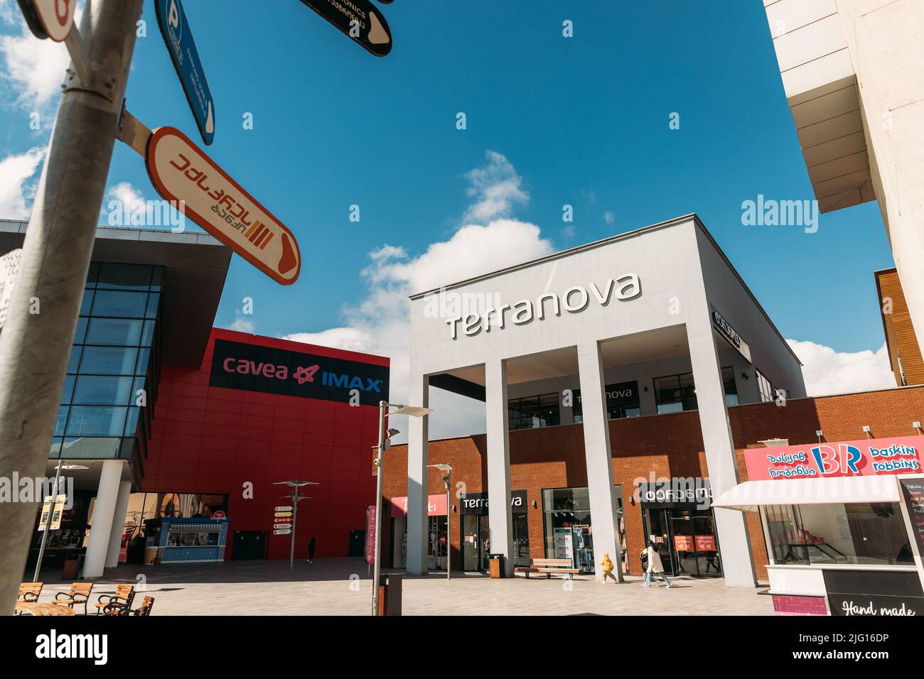 Tiflis, Georgien - 28. März 2022: Außenansicht Des Modernen Einkaufszentrums East Point. Klassische, Minimalistische Architektur Für Shopping Und Unterhaltung Stockfoto