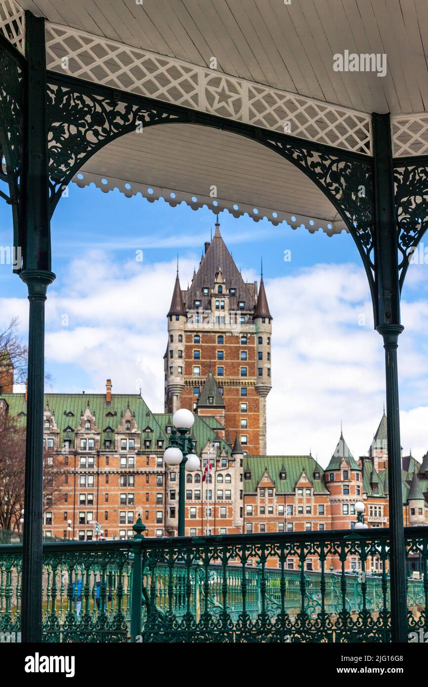 Chateau Frontenac, Quebec City, Quebec, Kanada. Einrahmende Ansicht aus dem Inneren eines Pavillons Stockfoto