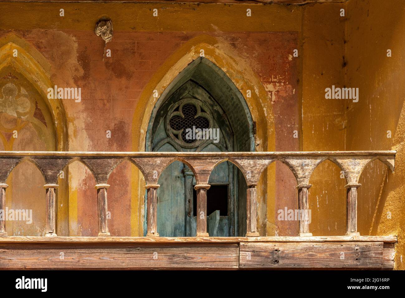 Detail der gotischen Terrasse des historischen Gebäudes - fokussiert auf das Holzgeländer Stockfoto