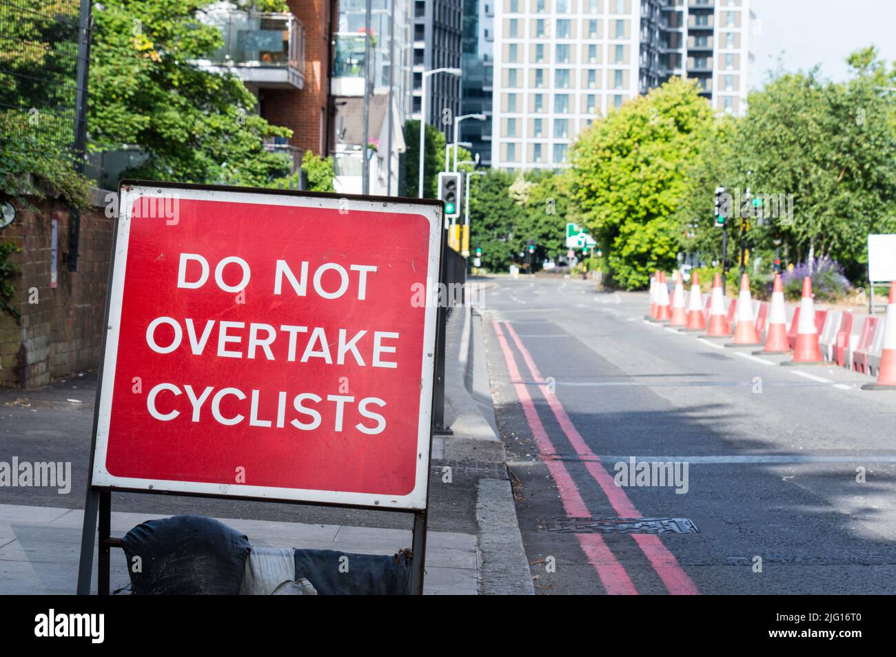 Überholen Sie nicht Radfahrer Straßenschild in einer einspurigen Straße Stockfoto