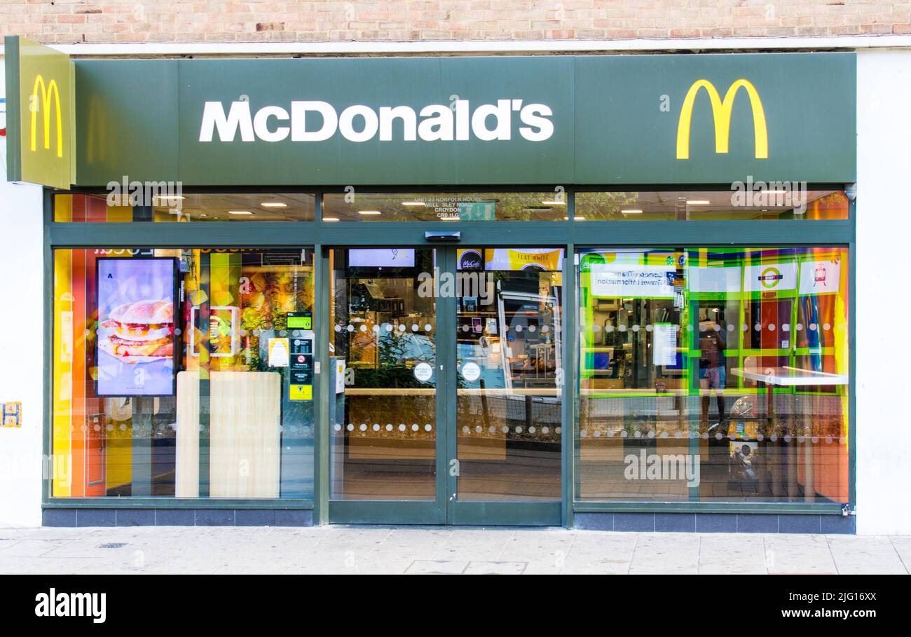 Vor dem McDonald's-Geschäft Stockfoto