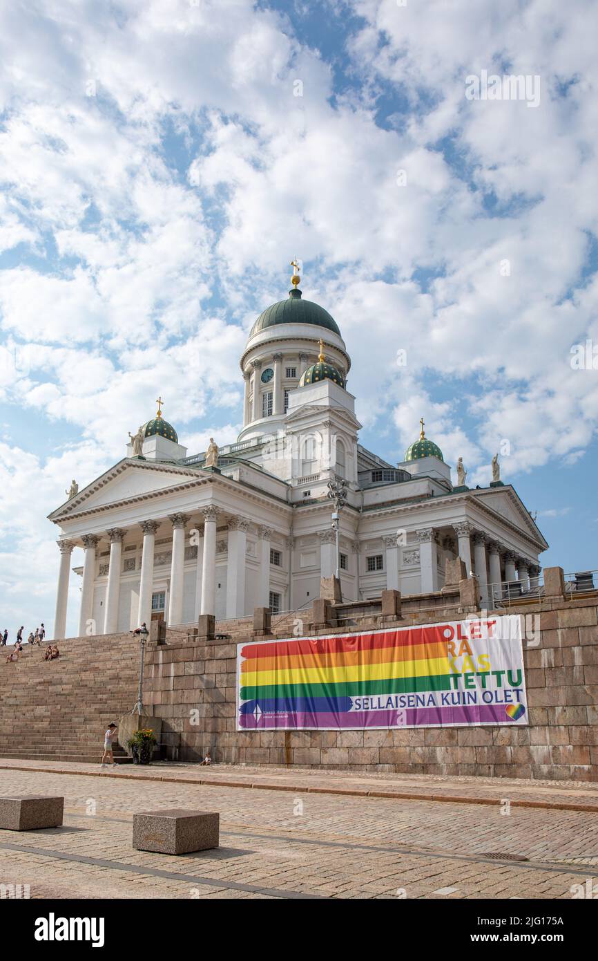 Die Kathedrale von Helsinki oder Helsingin tuomiokirkko unterstützen den Pride Month in Helsinki, Finnland Stockfoto