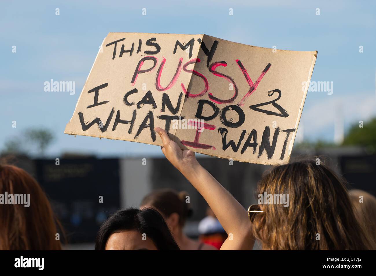 Ein Protestor hält während einer Wahlkampfveranstaltung am 4.. Juli auf dem Parliament Hill in Ottawa ein grafisches Schild in die Höhe, in Solidarität mit den Amerikanern über Roe V Wade. Stockfoto