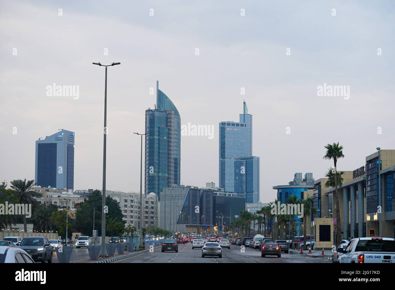 Al Khobar Stadt Morgenansicht von einer Ampel. Mit Himmel kratzen und Bau. Stadt Khobar, Saudi-Arabien Stockfoto