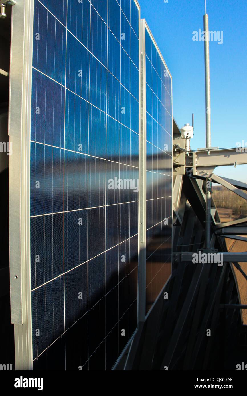 Solarbatterie sammelt Sonnenenergie. Eine alternative Energiequelle ist umweltfreundlich. Sonnenbatterie auf dem Gebäude installiert. Stockfoto