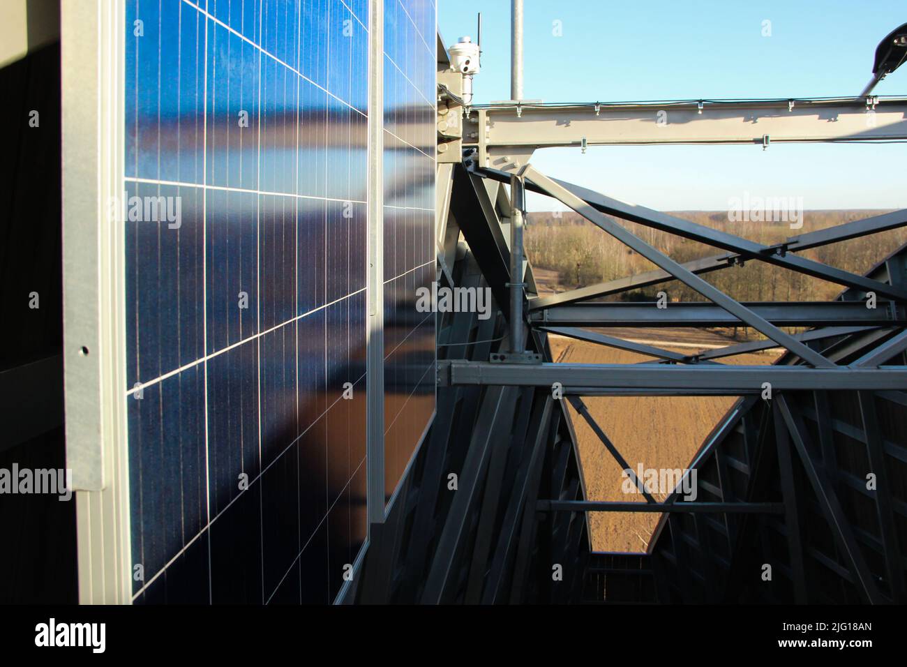 Solarbatterie sammelt Sonnenenergie. Eine alternative Energiequelle ist umweltfreundlich. Sonnenbatterie auf dem Gebäude installiert. Stockfoto