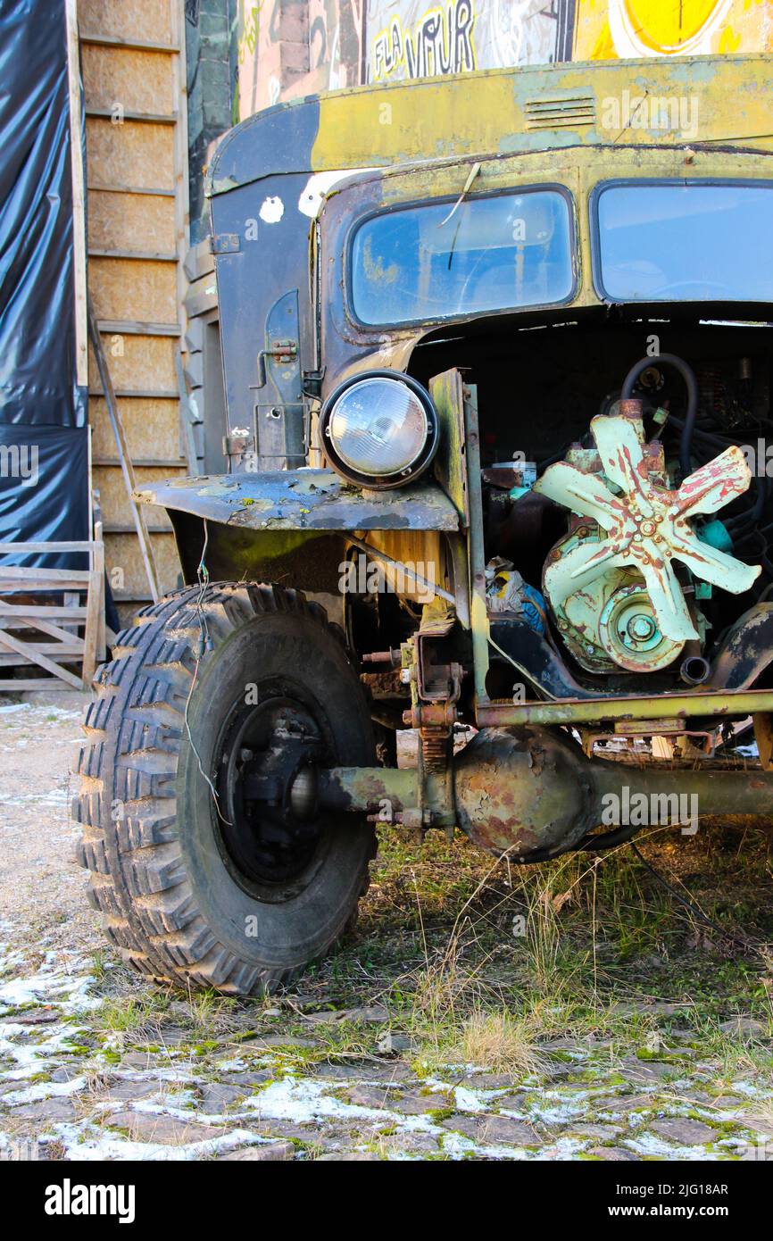 Steampunk bizarres Auto mit offenem Motor. Gruseliger LKW mit verrosteten Teilen. Stockfoto