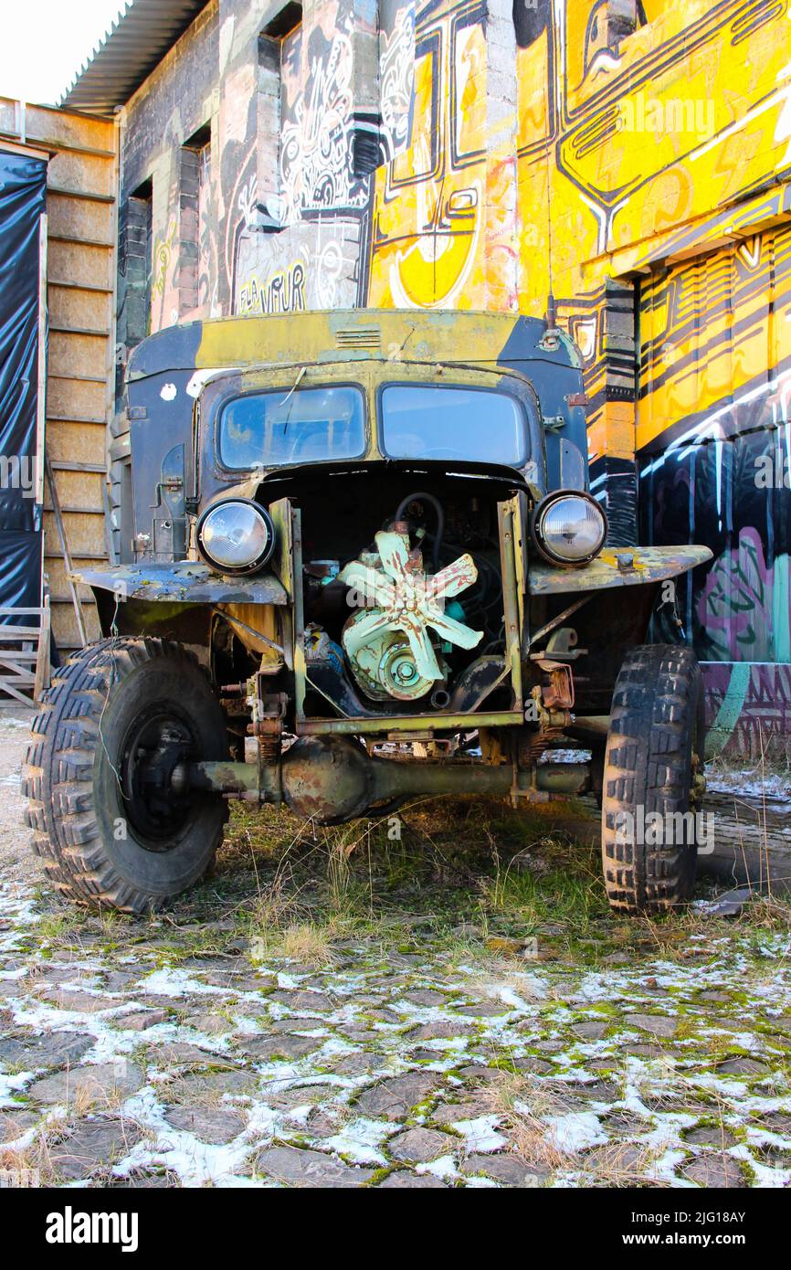 Steampunk bizarres Auto mit offenem Motor. Gruseliger LKW mit verrosteten Teilen. Stockfoto