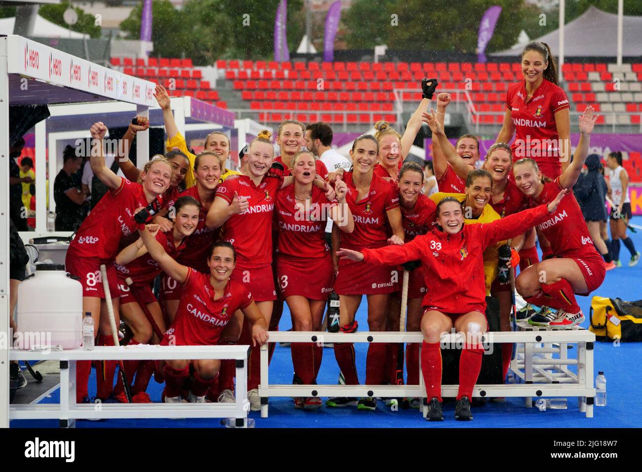 Belgiens Spieler feiern nach dem Gewinn eines Eishockey-Spiels zwischen belgischen Roten Panthern und Japan am Mittwoch, den 06. Juli 2022 in Terrassa, Spanien, Spiel 3/3 in Pool D der Gruppenphase der Frauen-FIH-Weltmeisterschaft 2022. BELGA FOTO JOMA GARCIA Stockfoto