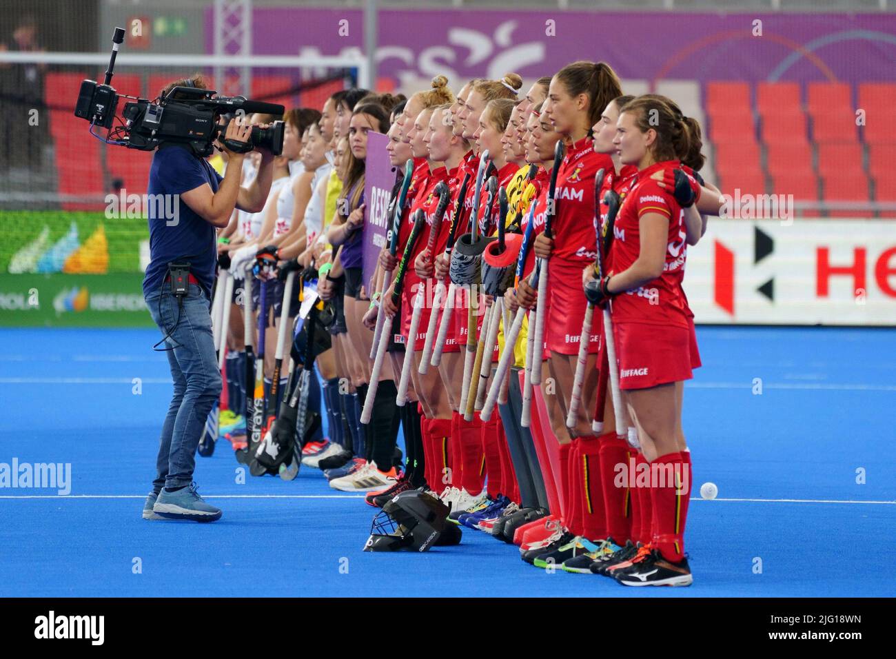 Die belgischen Spieler, die zu Beginn eines Eishockeyspiels zwischen den belgischen Roten Panthern und Japan am Mittwoch, den 06. Juli 2022 in Terrassa, Spanien, zu sehen waren, Spiel 3/3 in Pool D der Gruppenphase der FIH-Weltmeisterschaft der Frauen 2022. BELGA FOTO JOMA GARCIA Stockfoto