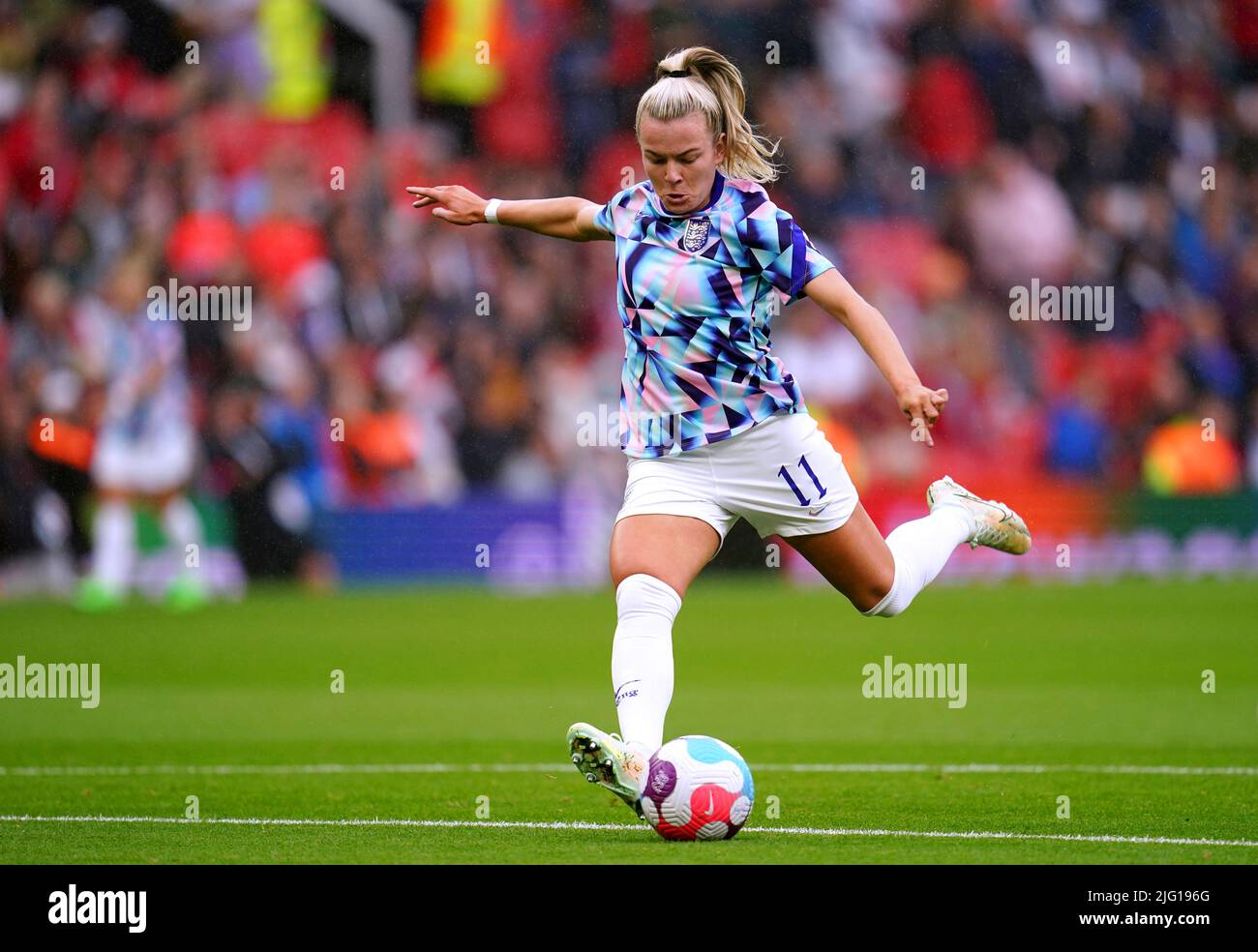 Die Engländerin Lauren Hemp erwärmt sich auf dem Spielfeld vor dem UEFA