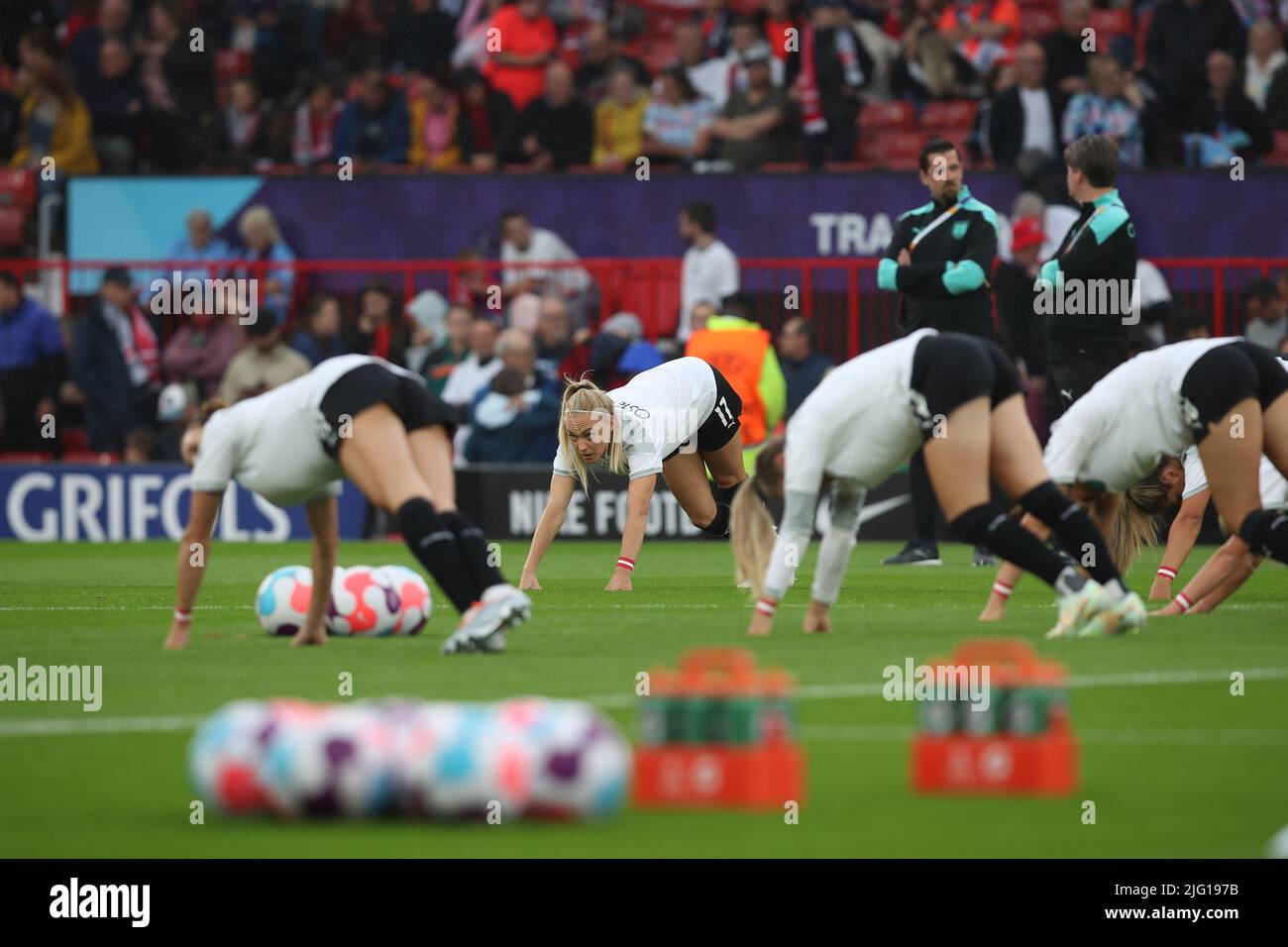 MANCHESTER, GROSSBRITANNIEN. JUL 6. das österreichische Team wärmt sich vor dem Eröffnungsspiel der UEFA Women's Euro 2022 in der Gruppe A zwischen England und Österreich am Mittwoch, dem 6.. Juli 2022, im Old Trafford, Manchester, auf. (Kredit: Pat Scaasi | MI Nachrichten) Kredit: MI Nachrichten & Sport /Alamy Live Nachrichten Stockfoto